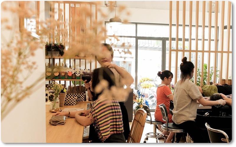 Không gian thoáng mát, bắt mắt với màu xanh của Cỏ thơm