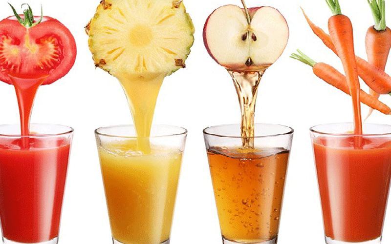 Uống nhiều nước lọc, nước ép thiên nhiên sau khi xăm môi