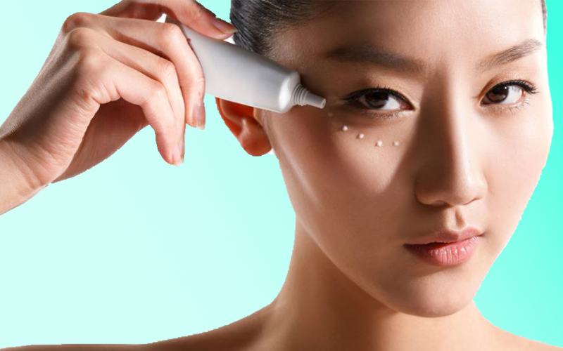 Dùng kem thuốc đặc trị thâm mắt