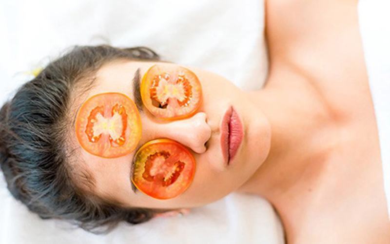Làm hết thâm quầng mắt bằng cà chua