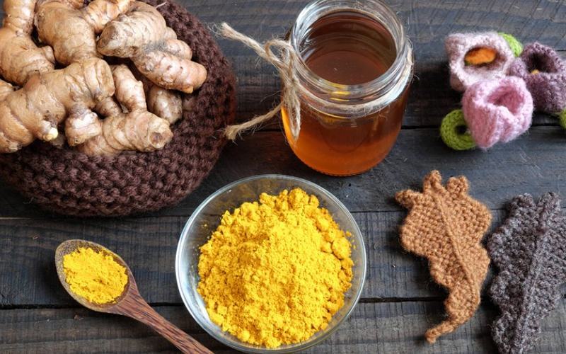 Cách trị mụn viêm bằng bột nghệ và mật ong