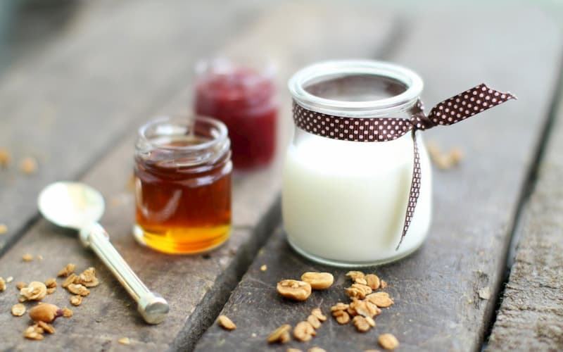 Dùng mật ong sữa chua đánh bay mụn ẩn 