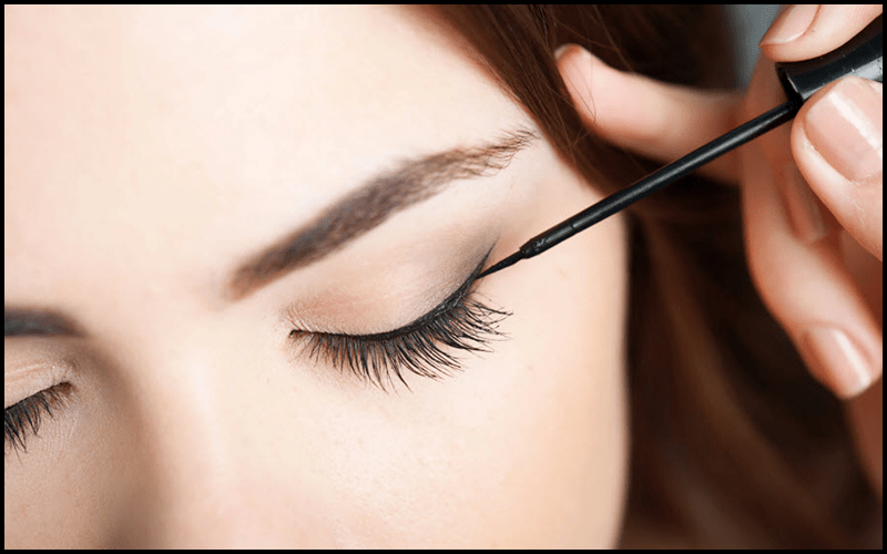 Eyeliner nào biến hóa được nhiều kiểu trang điểm