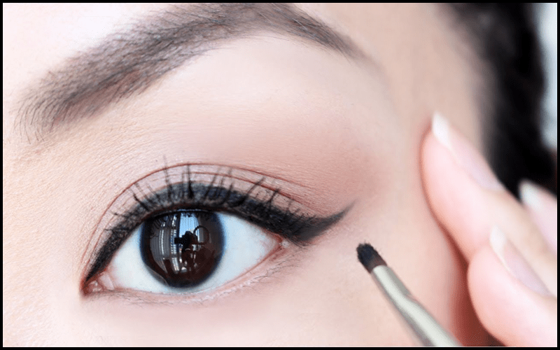 Cách kẻ eyeliner phù hợp với từng kiểu mắt