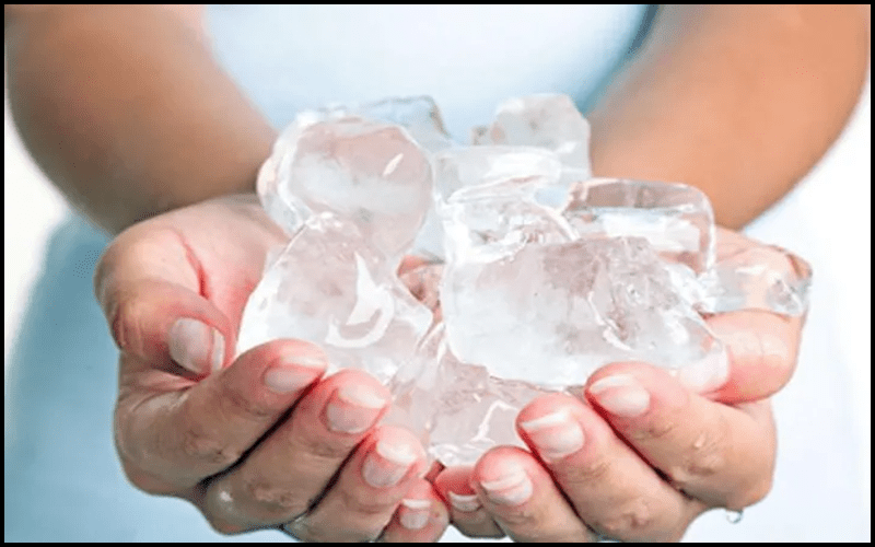 Bạn hãy quấn đá lạnh vào một chiếc khăn mỏng để tránh nước tan lên da mặt.