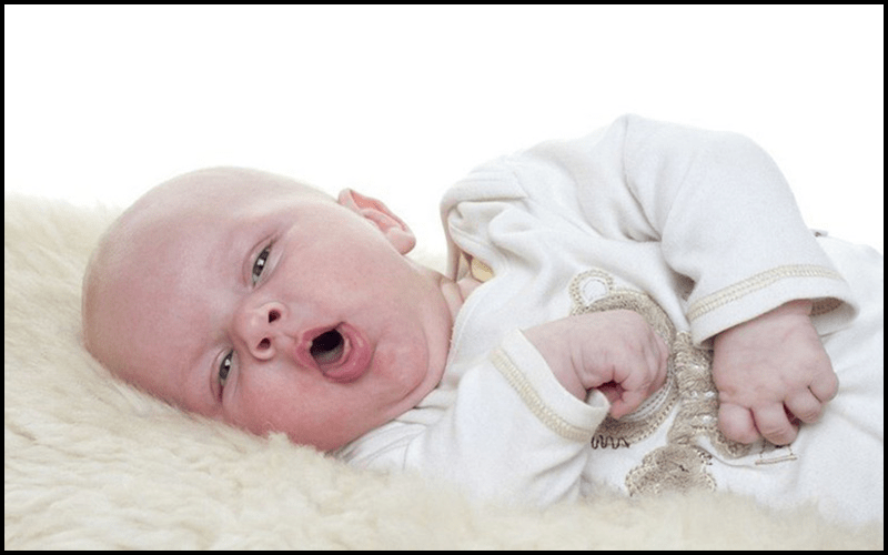 Trẻ sơ sinh bị nghẹt mũi nhưng không chảy nước mũi gây nguy hiểm đến đường hô hấp