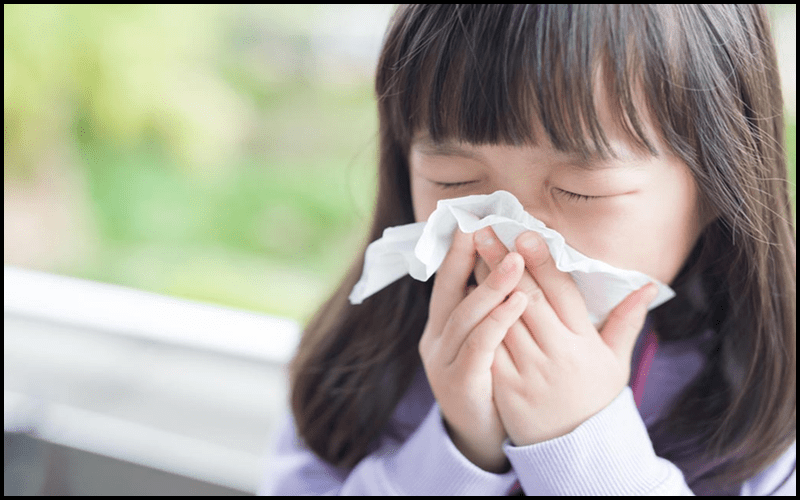 Trẻ sơ sinh bị nghẹt mũi nhưng không chảy nước mũi do cảm cúm 