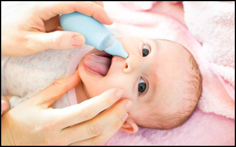 Hút chất nhầy trong mũi cho trẻ thông thoáng đường hô hấp 