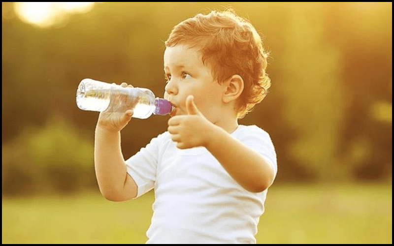 Cho trẻ uống nhiều nước cải thiện tình trạng nghẹt mũi khò khè 