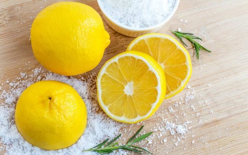 Chanh có chữa nhiều axit citric và vitamin C giúp kháng khuẩn và tẩy trắng rất hiệu quả.