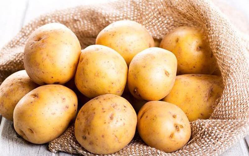 Trong khoai tây có chứa chất làm mờ thâm và các axit nhẹ cùng một số chất tẩy trắng tự nhiên nên rất thích hợp để làm nguyên liệu trị thâm nách.