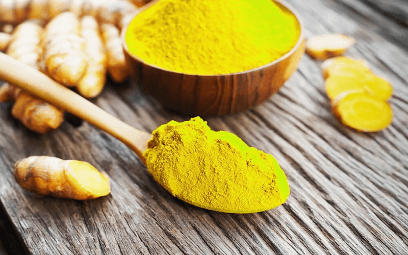 Trong nghệ chứa thành phần Curcumin tương đối cao sẽ giúp làm liền cấu trúc da, kích thích mọc da non nhanh và ức chế các sắc tố melanin gây mụn thâm.