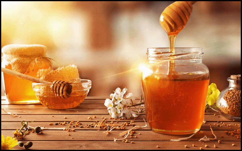 Trong mật ong có chứa các axit béo, peptide, axit amin, chất chống oxy hóa và vitamin B giúp giảm thiểu rõ rệt các vết mẩn đỏ thường gặp ở da mụn.