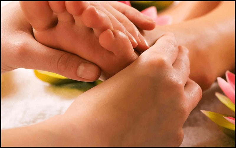 Ngoài ra, bàn chân còn chứa nhiều huyệt đạo quan trọng, cho phép bạn xoa bóp tay trong vòng 3 – 5 phút để điều chỉnh sức khỏe cơ thể.