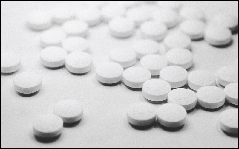 Aspirin có chứa acetylsalicylic acid, là một dẫn xuất của acid salicylic, nên có công dụng làm sạch nang lông, loại bỏ vi khuẩn gây mụn hiệu quả.