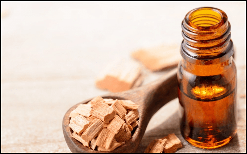 Tinh dầu gỗ đàn hương có khả năng kháng viêm, diệt khuẩn tự nhiên, giúp ngăn ngừa mụn và đề kháng cho da.
