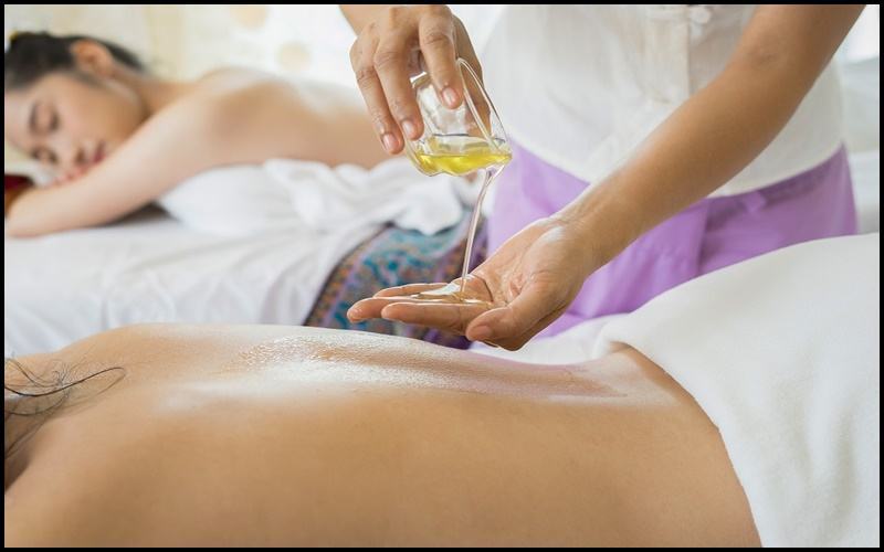 Các động tác massage khi có tinh dầu sẽ kích thích trực tiếp đến từng tế bào thụ cảm trên cơ thể, tạo cảm giác hưng phấn, lạc quan.