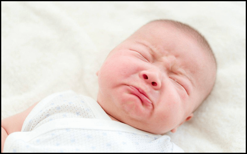 Trẻ sơ sinh bị ghẹt mũi khó thở khi ngủ 