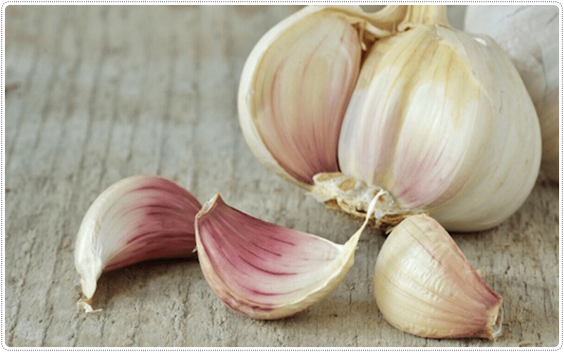 Tỏi: Chứa allicin, có thể làm tăng lưu lượng máu đến cơ quan sinh dục và giúp dương vật duy trì sự cương cứng lâu hơn.
