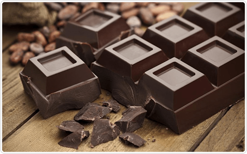 Thành phần của socola có chứa tryptophan và phenethylamine có khả năng kích thích khoái cảm, tạo hưng phấn, tăng cảm xúc yêu