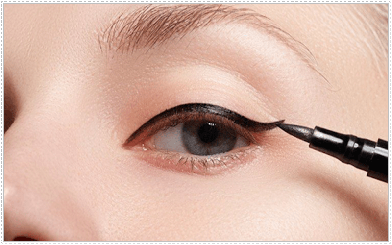 Bút kẻ mắt hay còn gọi là chì kẻ mắt hoặc Eyeliner là sản phẩm dùng màu vẽ lên vùng quanh mắt để tạo điểm nhấn và tập trung cho đôi mắt.