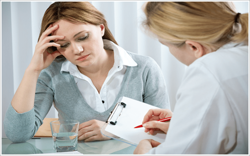 tiến hành trị liệu tâm lý thông qua các cuộc trò chuyện giúp bạn ổn định tâm lý, đẩy lùi cảm xúc tiêu cực, thay đổi nhận thức về tình cảm theo hướng tích cực hơn.