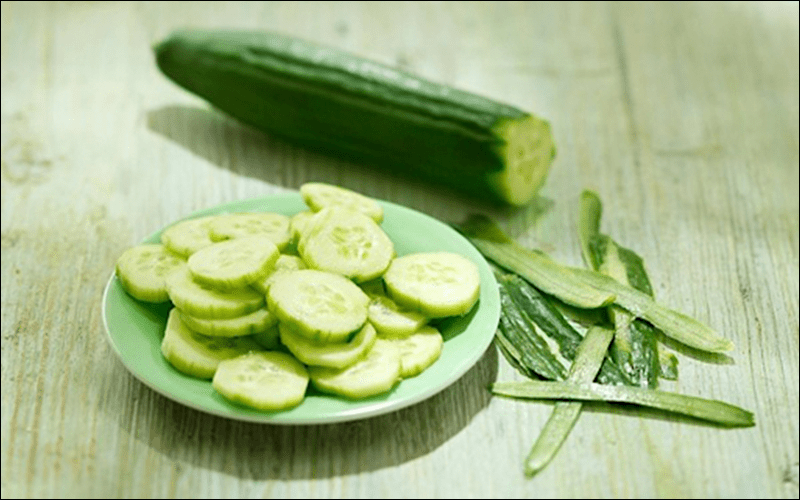 Đối với những đầu nhũ hoa thâm đen, bạn có thể dùng dưa chuột xay nhuyễn để dưỡng ẩm và khắc phục tình trạng thô ráp, nứt nẻ.