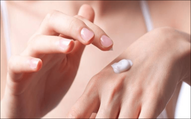 Dùng kem làm hồng núm vú 